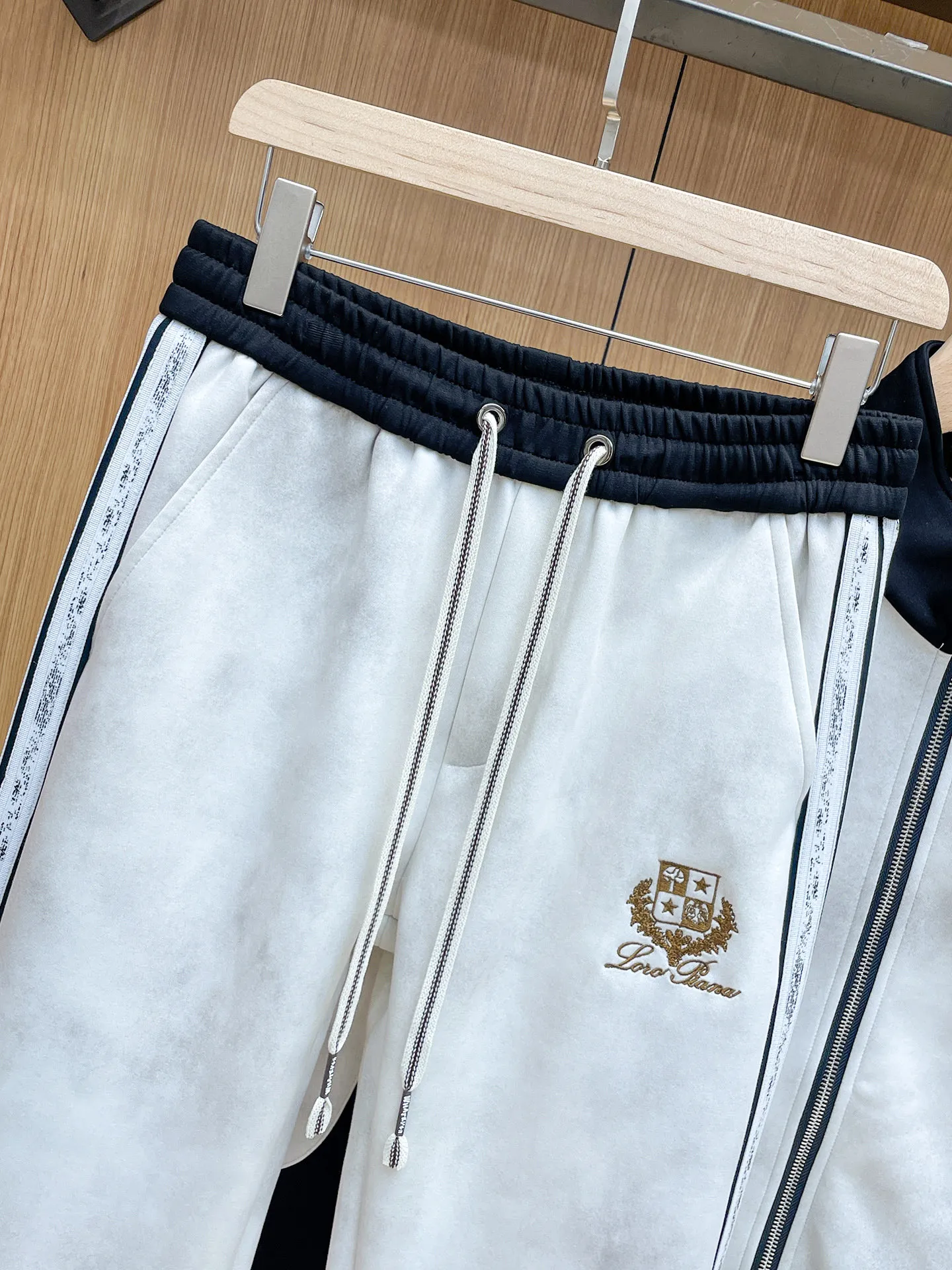 LP New Arrival counter Same Style casual suit, Breathable, comfortable and casual! Full of high-end feel! The details are exquisite and high-end, and the workmanship is impeccable! The original Premium fabric is very high-end! The fabric is crisp and anti-wrinkle Wear-Resistant, warm, neat and stylish. Everyone must buy a set this autumn and winter. They must look cool and cool when wearing them. We especially recommend Sizes M-3XL